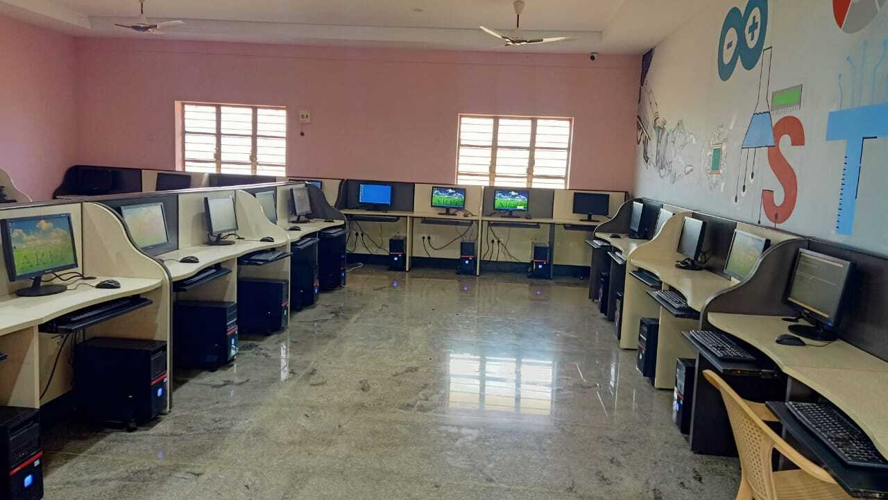 computer lab of Villupuram Vidyalaya lnternational School
